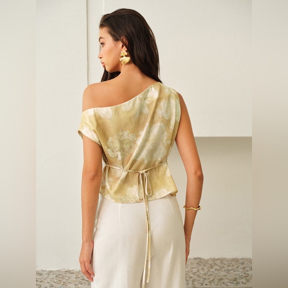 Silky yellow gold floral top M cc11 - Picture 2 of 2